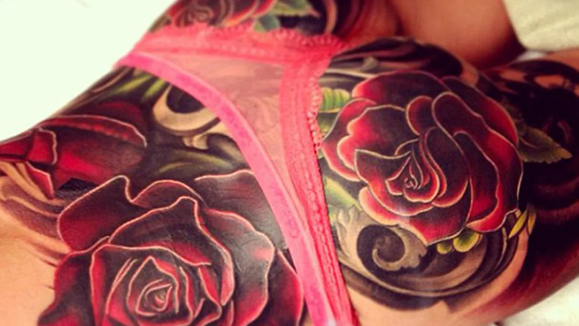O vedetă foarte cunoscută şi-a tatuat TOT FUNDUL cu trandafiri FOTO