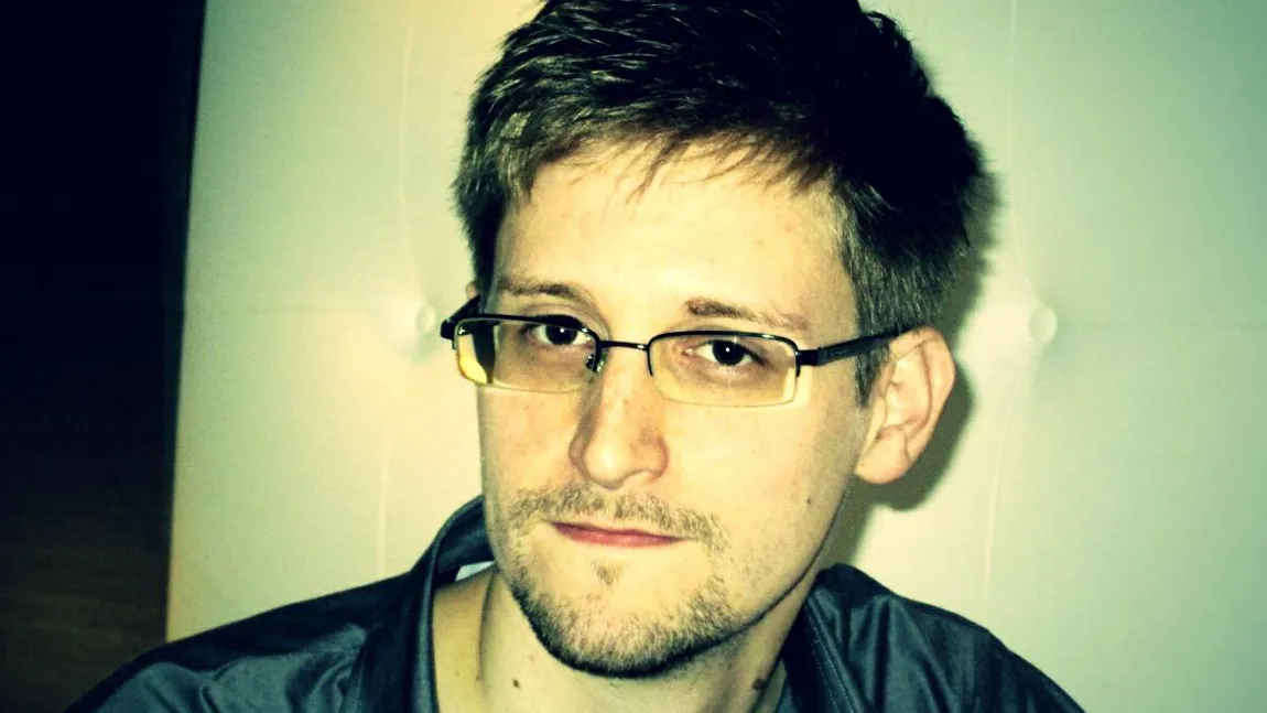 Tatăl lui Edward Snowden merge în vizită la fiul său. Rusia i-a acordat viză