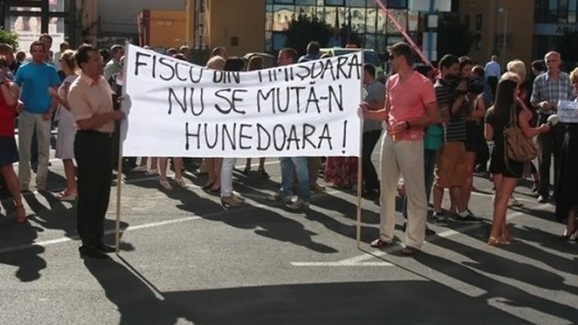 Aproximativ 150 de angajaţi de la Finanţe, din Arad, continuă protestele