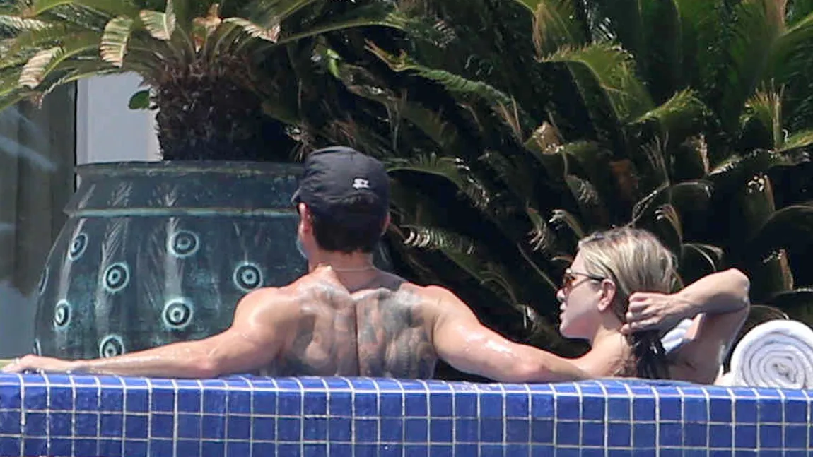 Jennifer Aniston şi Justin Theroux, scene tandre lângă piscină FOTO