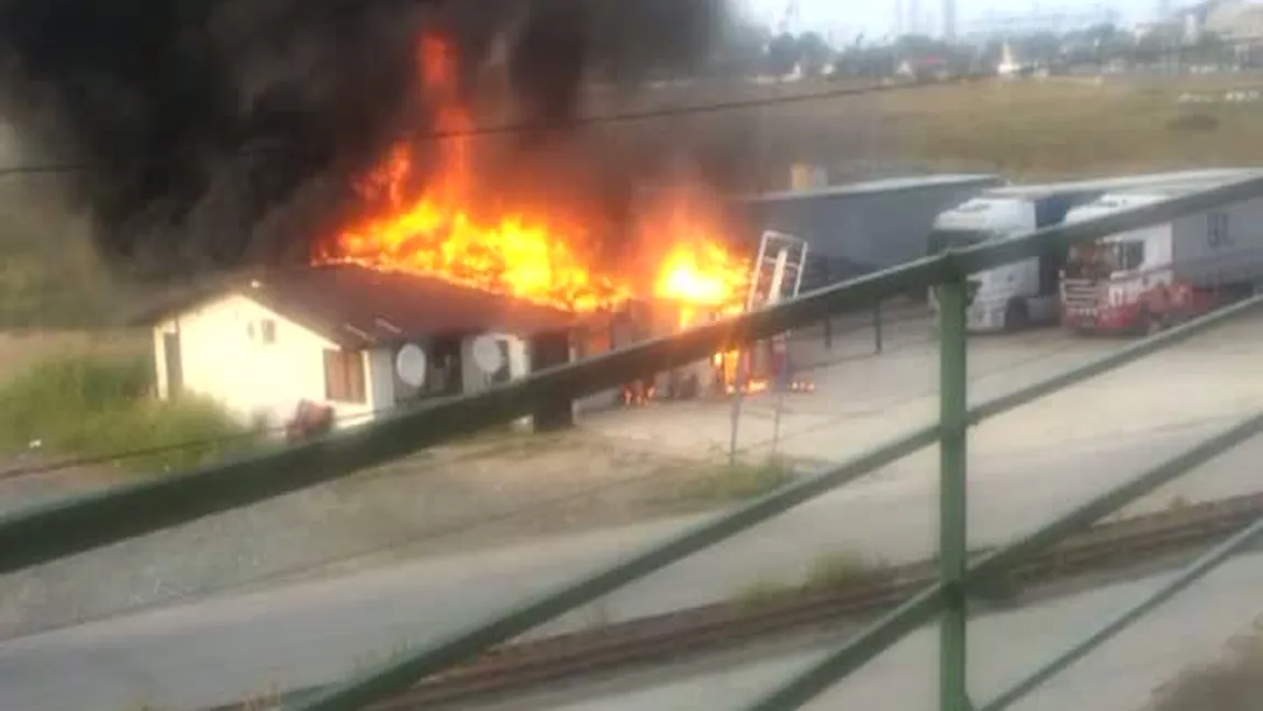 Incendiu puternic în Eforie Nord: O terasă a ars în ÎNTREGIME în câteva minute VIDEO