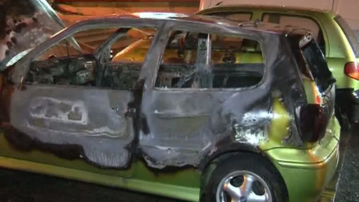 Incendiu suspect într-o parcare din Piteşti. Trei maşini, mistuite de flăcări VIDEO
