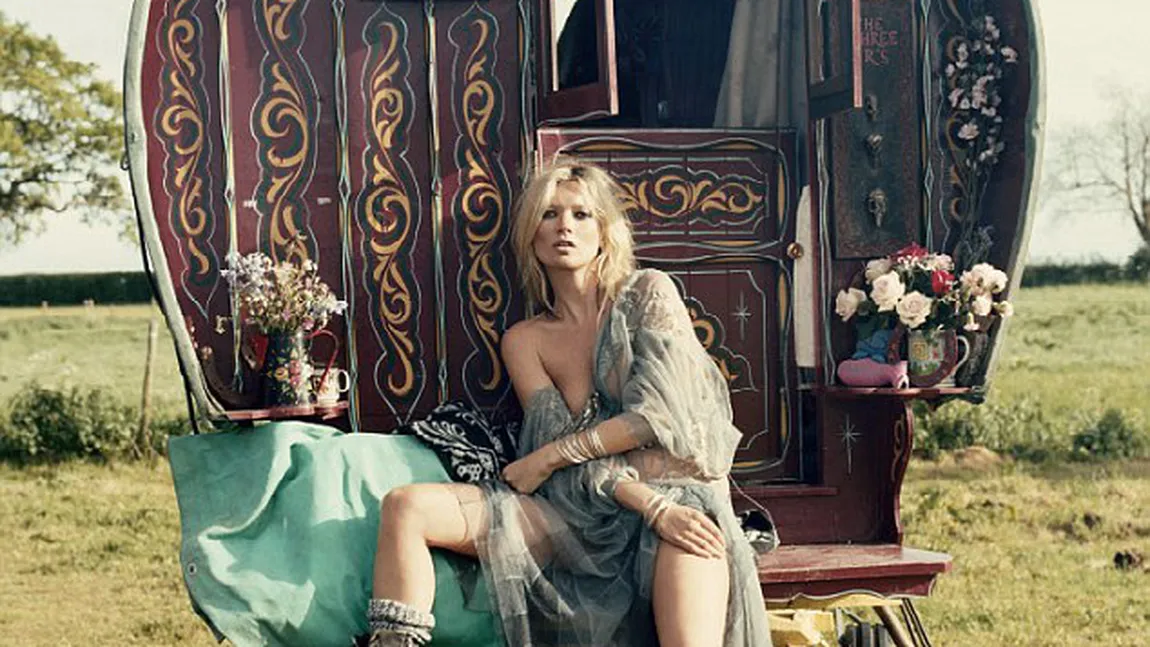 Kate Moss îmbătrâneşte ca orice femeie banală. I-au apărut primii colăcei de grăsime FOTO