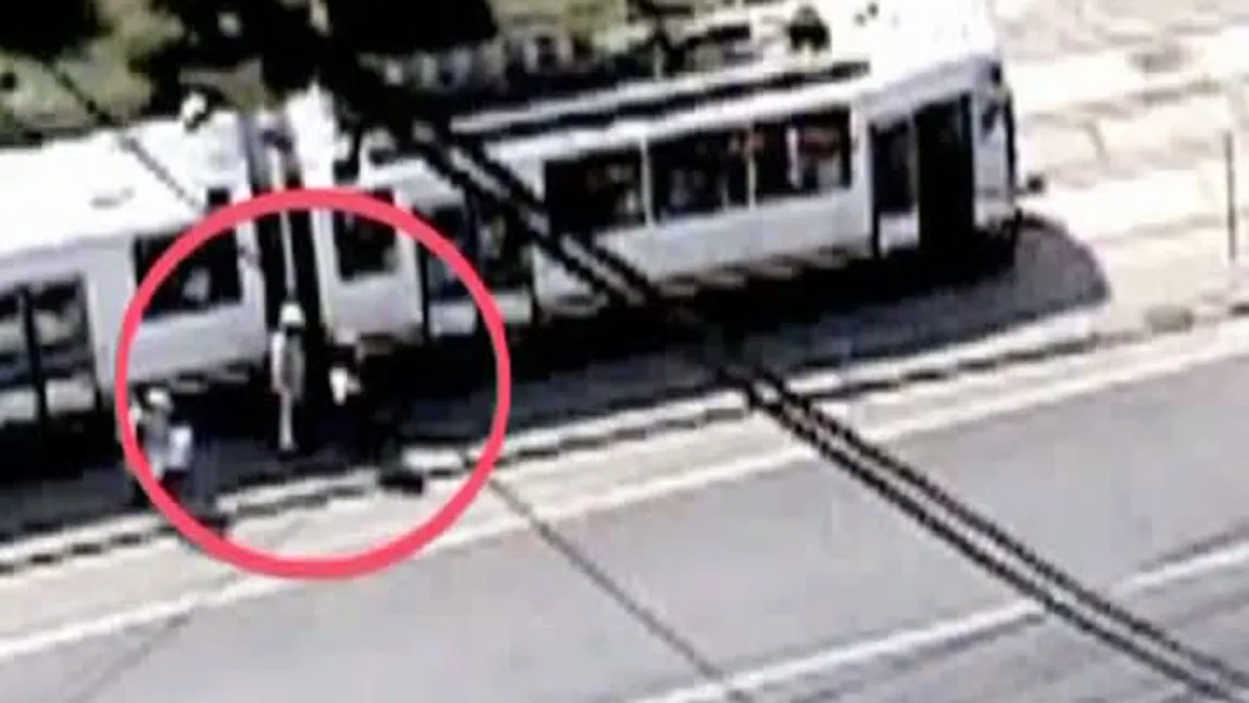 Femeie lovită de tramvai în Capitală VIDEO