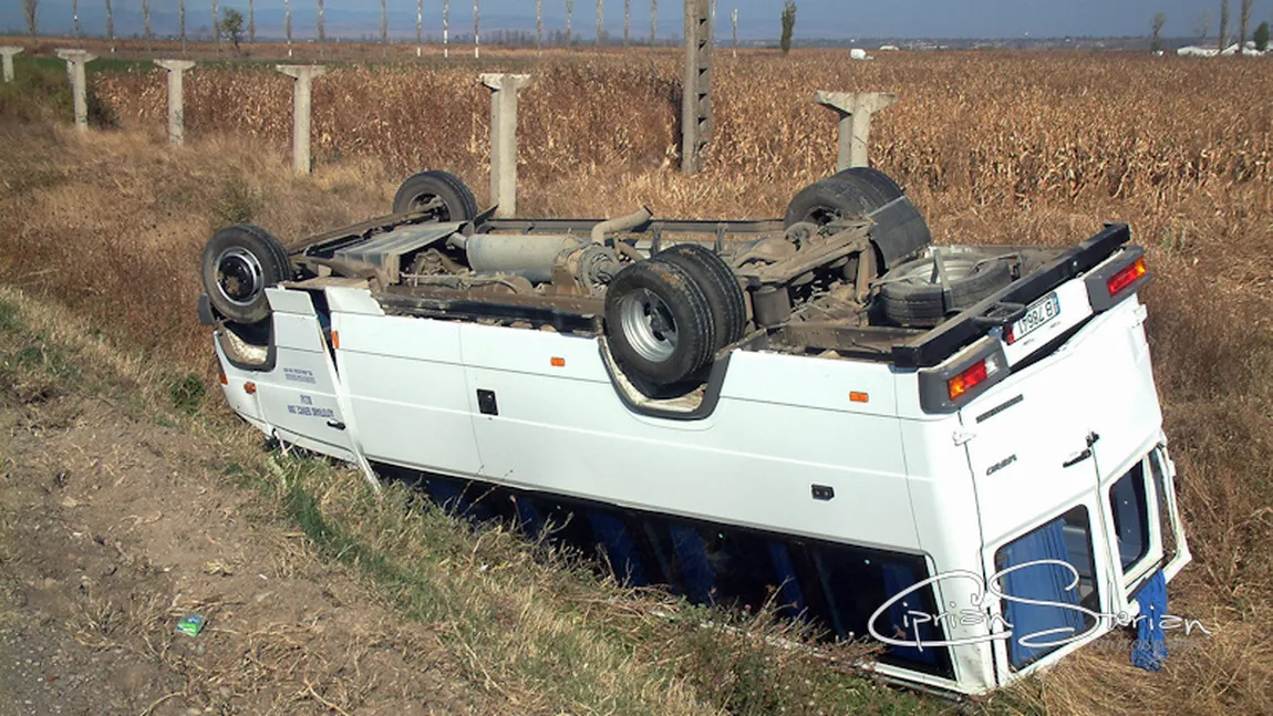 Microbuz cu şapte pasageri, răsturnat în judeţul Vrancea