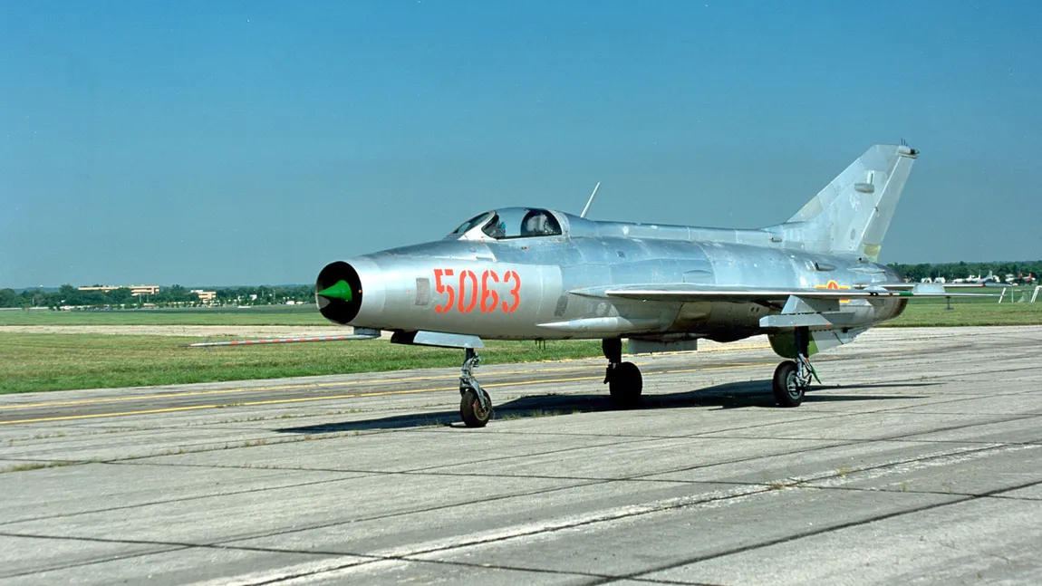 Un AVION MILITAR a luat foc la aterizare, în Bacău