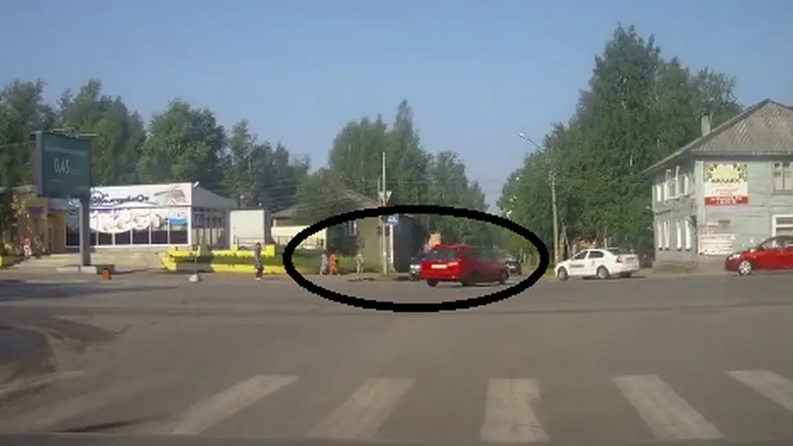 Accident GROAZNIC pe o stradă din Rusia. Trei femei, lovite în plin pe trotuar VIDEO