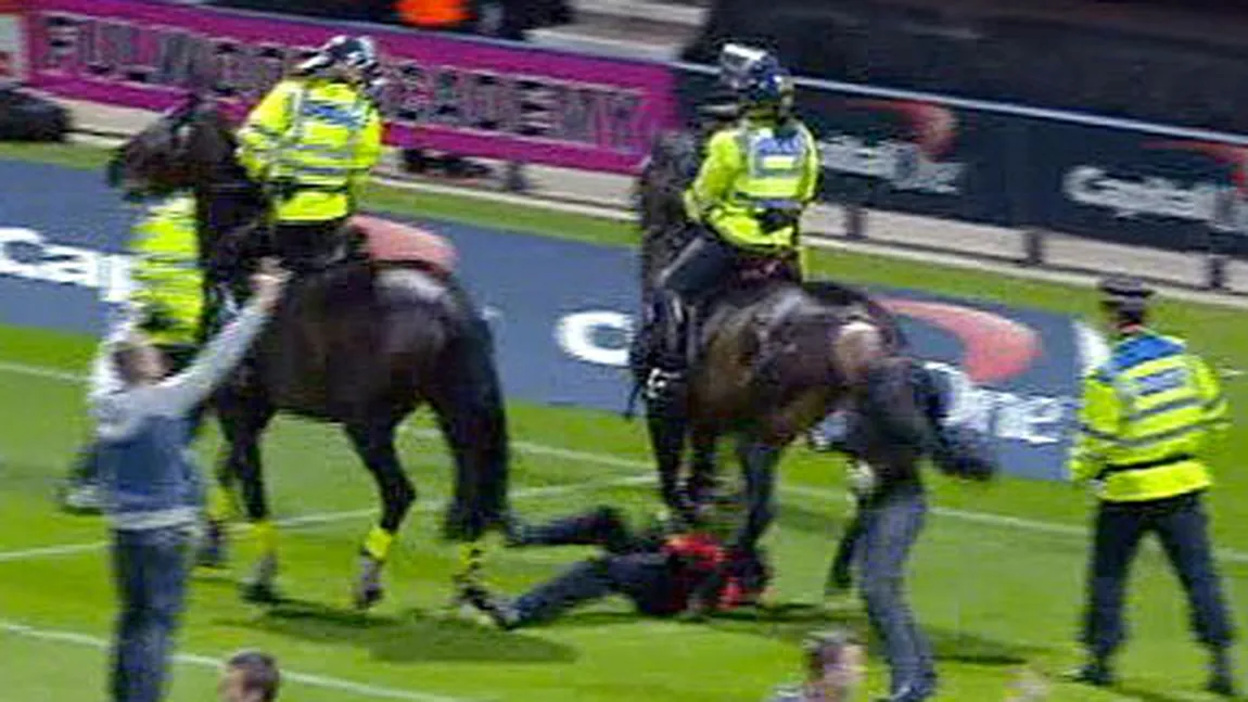 Scene şocante la un meci din Cupa Angliei. Un steward a fost călcat în picioare de un cal VIDEO