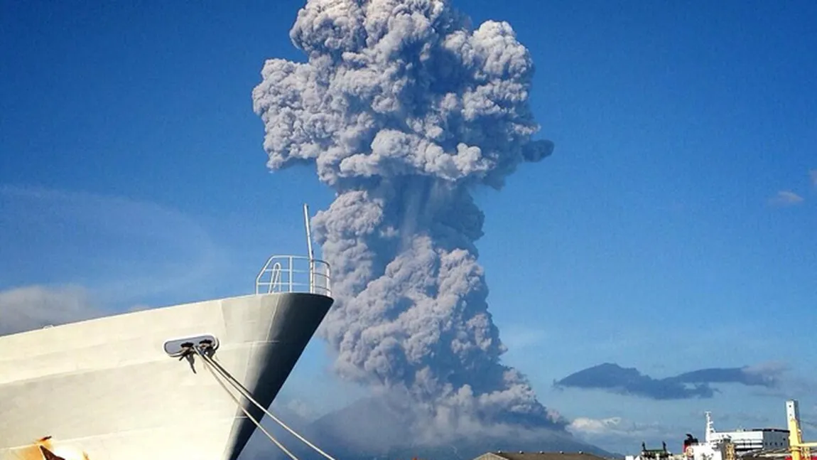 Erupţie vulcanică SPECTACULOASĂ în Japonia. Coloana de fum a ajuns la 5.000 de metri înălţime VIDEO