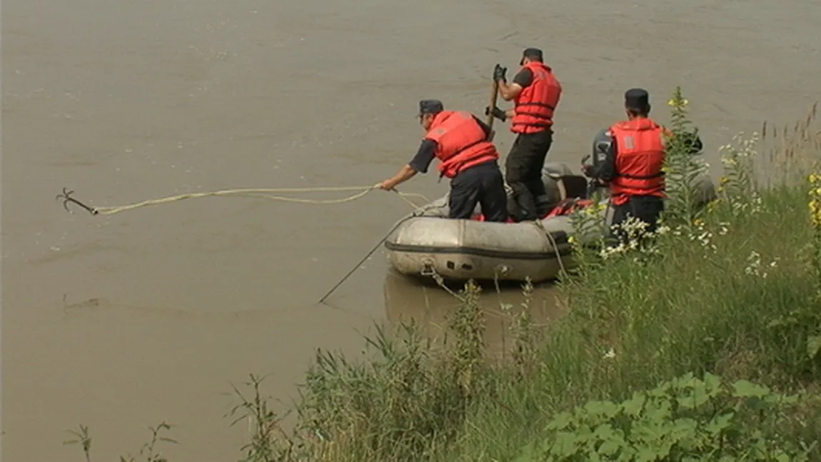 Trei copii, dispăruţi în apele râului Siret în timp ce se aflau la scăldat