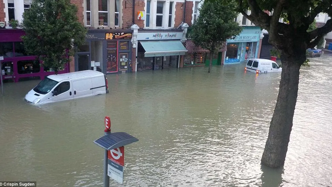 Scene biblice la Londra: Locuitorii din sudul oraşului s-au trezit cu apă de un metru pe străzi