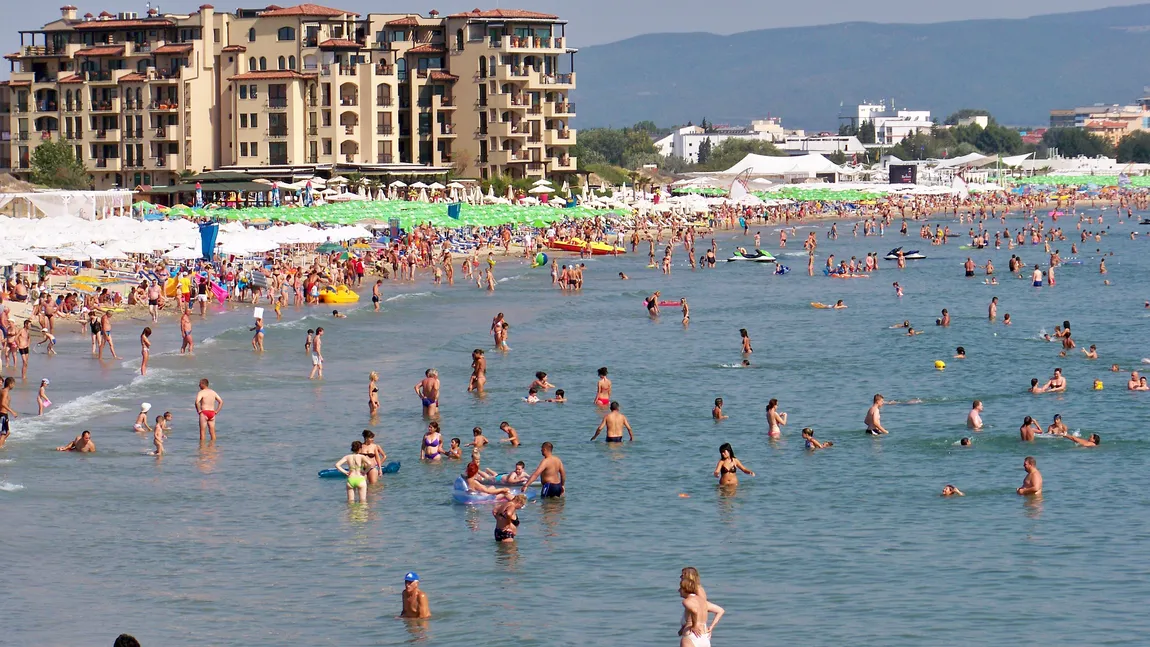 Au plătit vacanţa, dar au dormit pe plajă: Cum au fost înşelaţi sute de turişti români