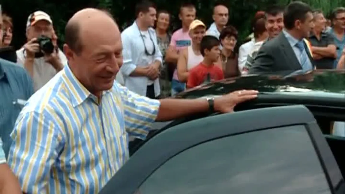 Traian Băsescu a făcut o baie de mulţime în staţiunea Mamaia