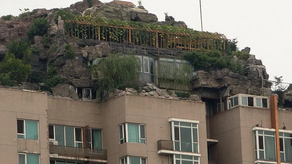 Nu o să-ţi vină să crezi ce şi-a construit un chinez pe acoperişul unui bloc FOTO