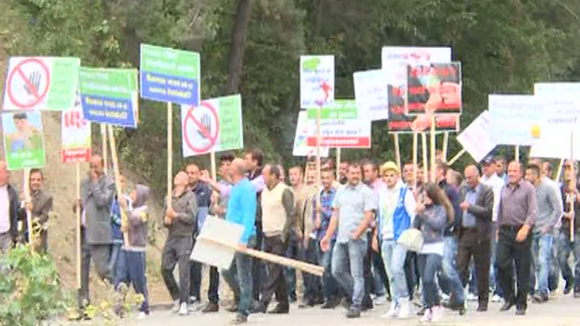 Protest inedit la Borşa: Primarul a pus lacăt pe primărie