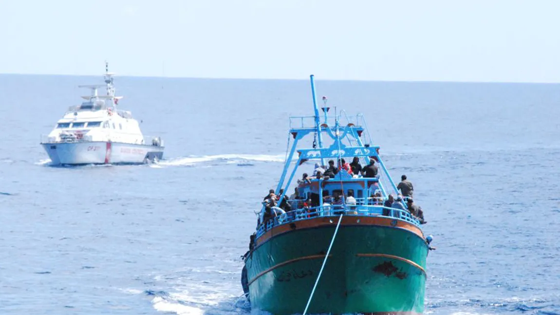 O navă românească a salvat o barcă cu 300 de imigranţi. La bord era şi o femeie decedată