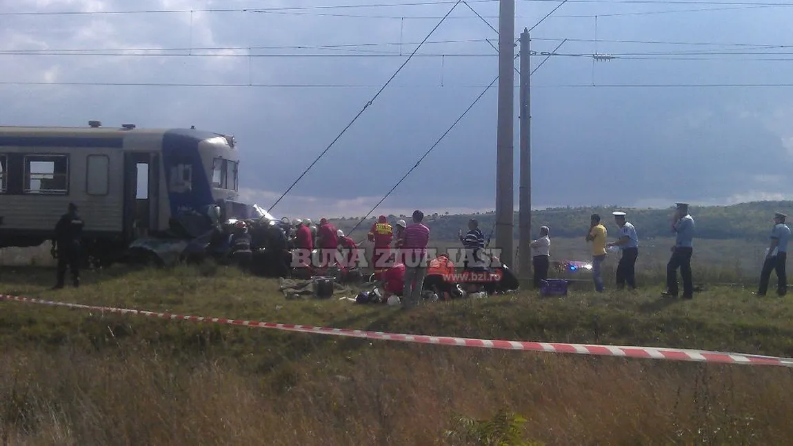 CARNAGIU la Iaşi. 11 oameni AU MURIT, după ce un tren a lovit în plin o maşină VIDEO