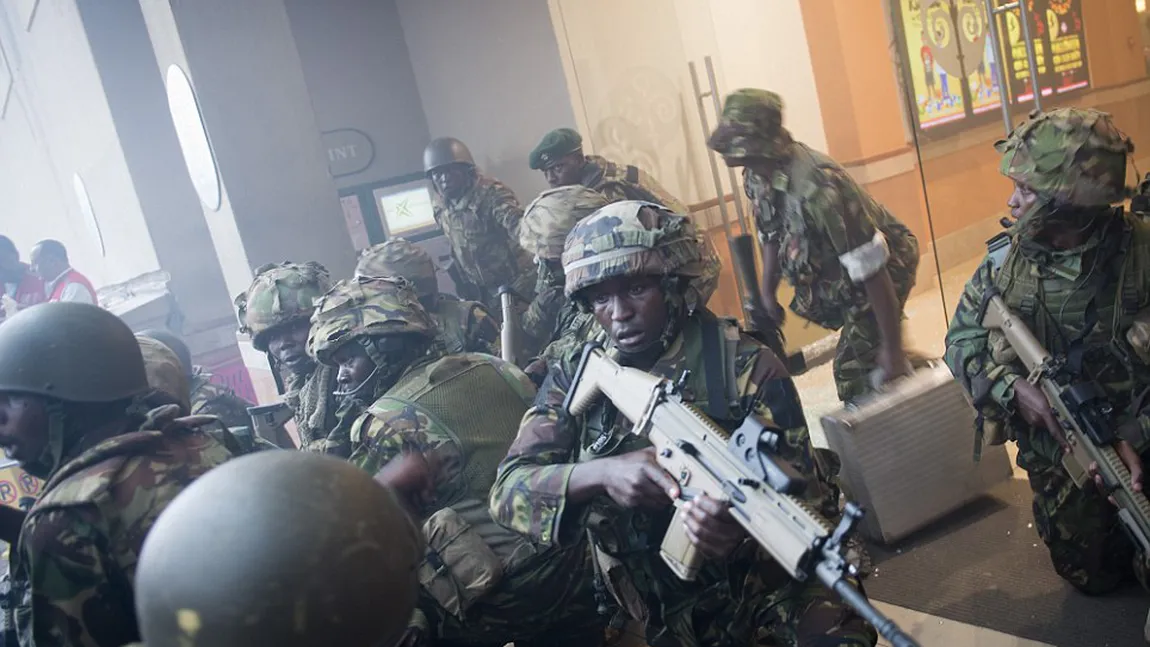 Atentat terorist în Kenya: Islamiştii somalezi ţin ostatice mai multe persoane FOTO