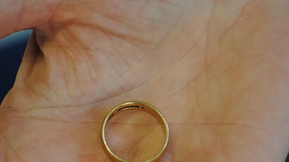 Povestea inelului pierdut într-un câmp şi regăsit după 41 de ani: Nu îmi vine să cred, este în stare perfectă