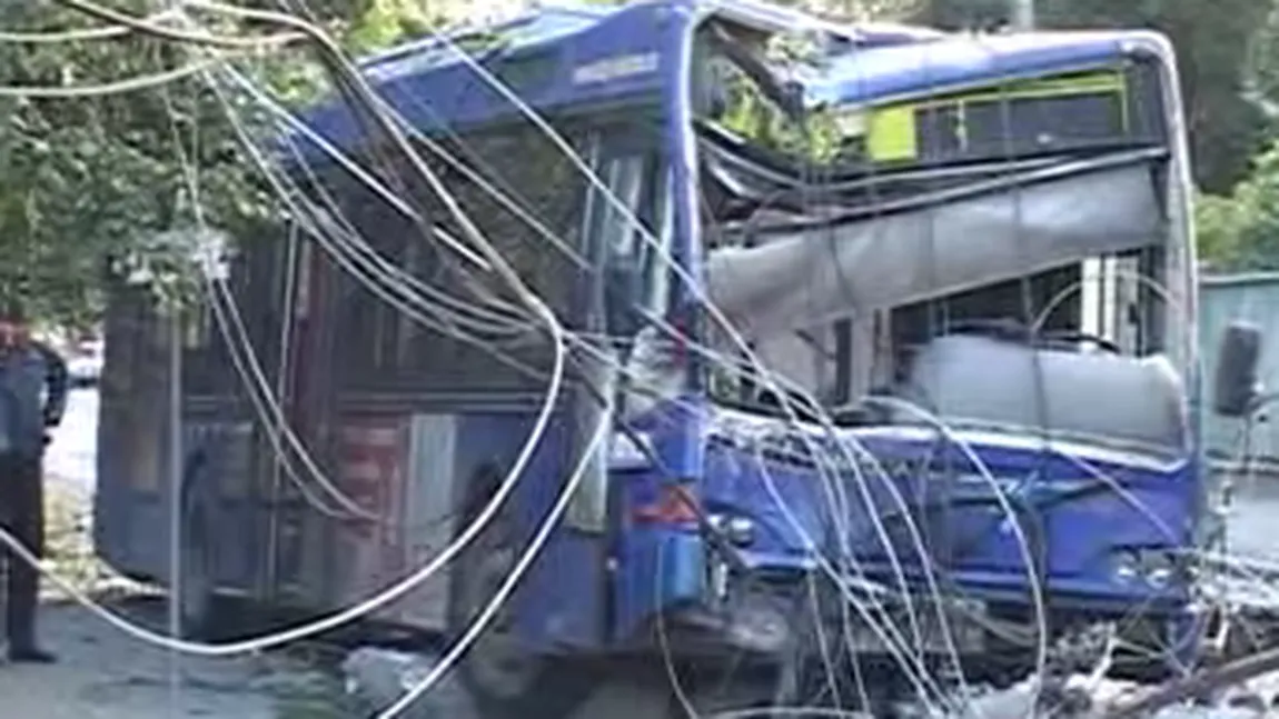 Un autobuz a pus la pământ trei stâlpi de electricitate. Mai multe cartiere din Tulcea au rămas în beznă VIDEO