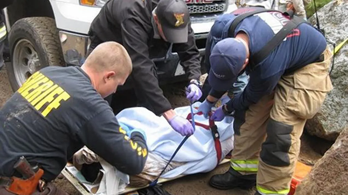 Miraculos: Un bărbat a supravieţuit după ce a fost lovit de un BOLOVAN de 30 de tone FOTO