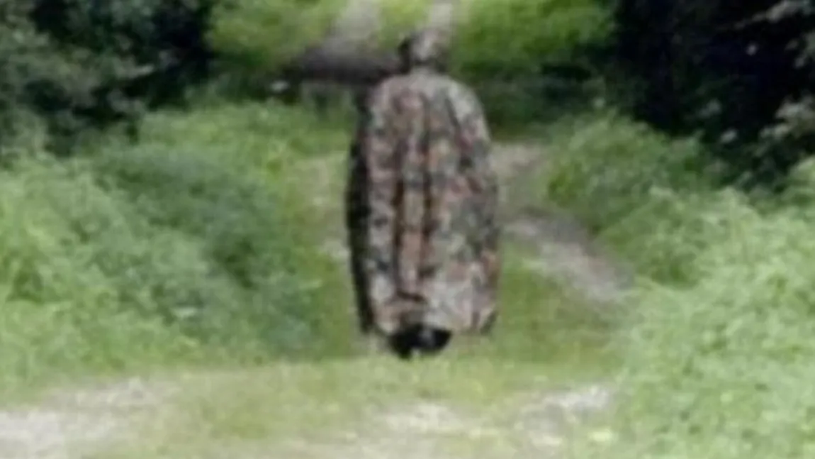 BIZAR: Poliţia caută un bărbat care se plimbă de 10 ani prin pădure îmbrăcat miliar şi cu o MASCĂ DE GAZE