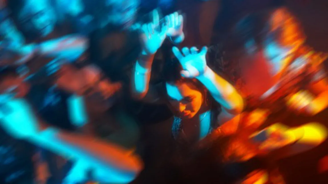 DESTRĂBĂLARE într-un club de noapte pentru o CUNOSCUTĂ cântăreaţă. Vezi ce a făcut-o să plece în grabă FOTO