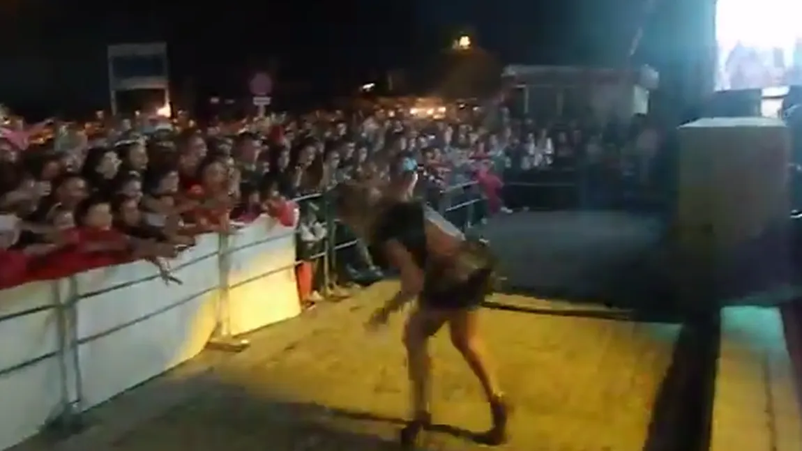 Corina, cât pe ce să MUŞTE din scenă, la un concert. Cântăreaţa a avut parte de un moment PENIBIL VIDEO