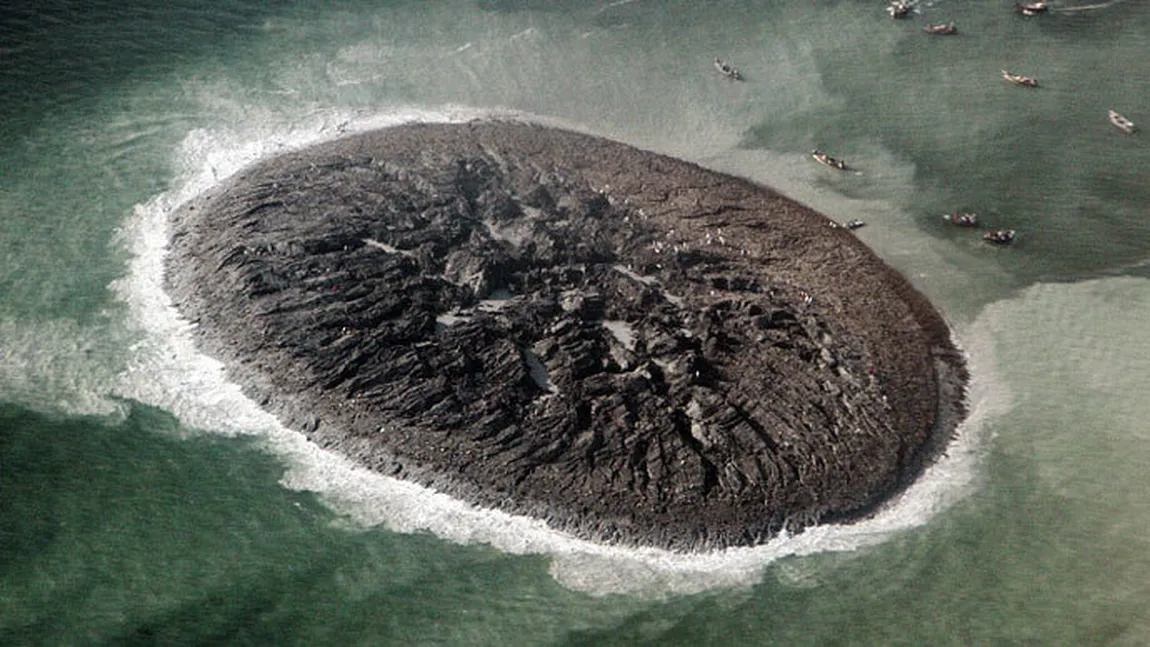Noua insulă din Marea Arabiei, apărută în urma cutremurului, fotografiată de NASA