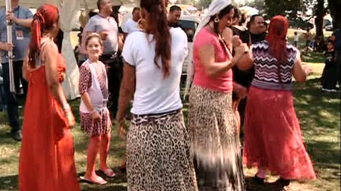 SCANDALOS. Copile de numai câţiva ani, LOGODITE în timpul sărbătorii romilor de la Costeşti VIDEO