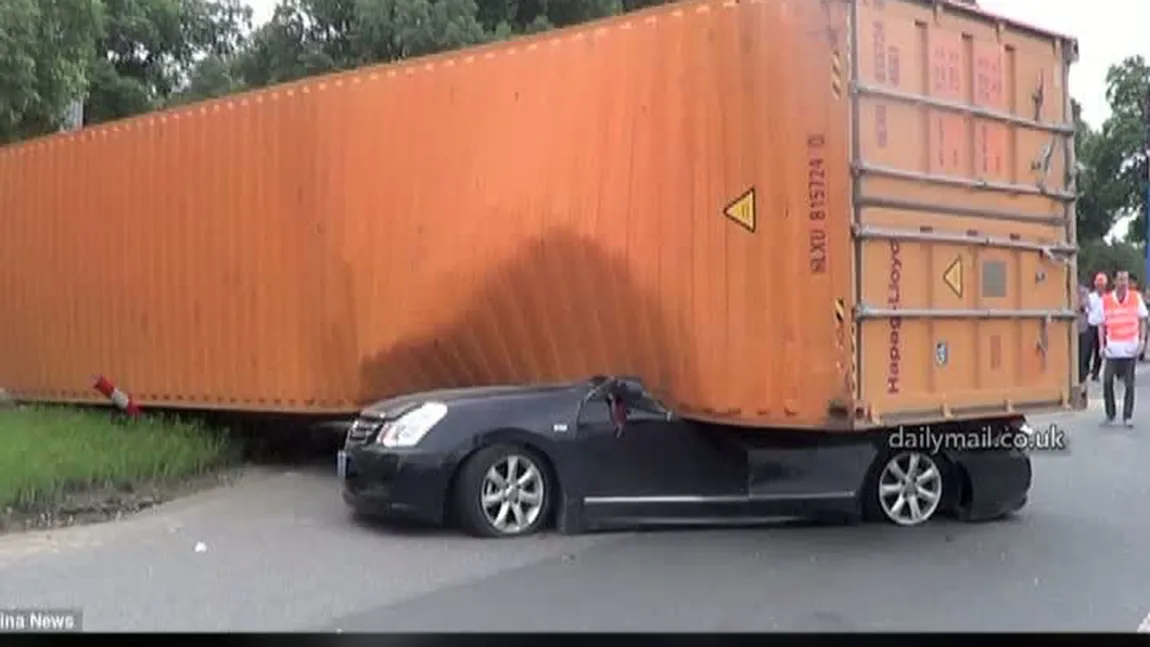 A văzut moartea cu ochii: Maşina în care se afla a fost STRIVITĂ de un container FOTO