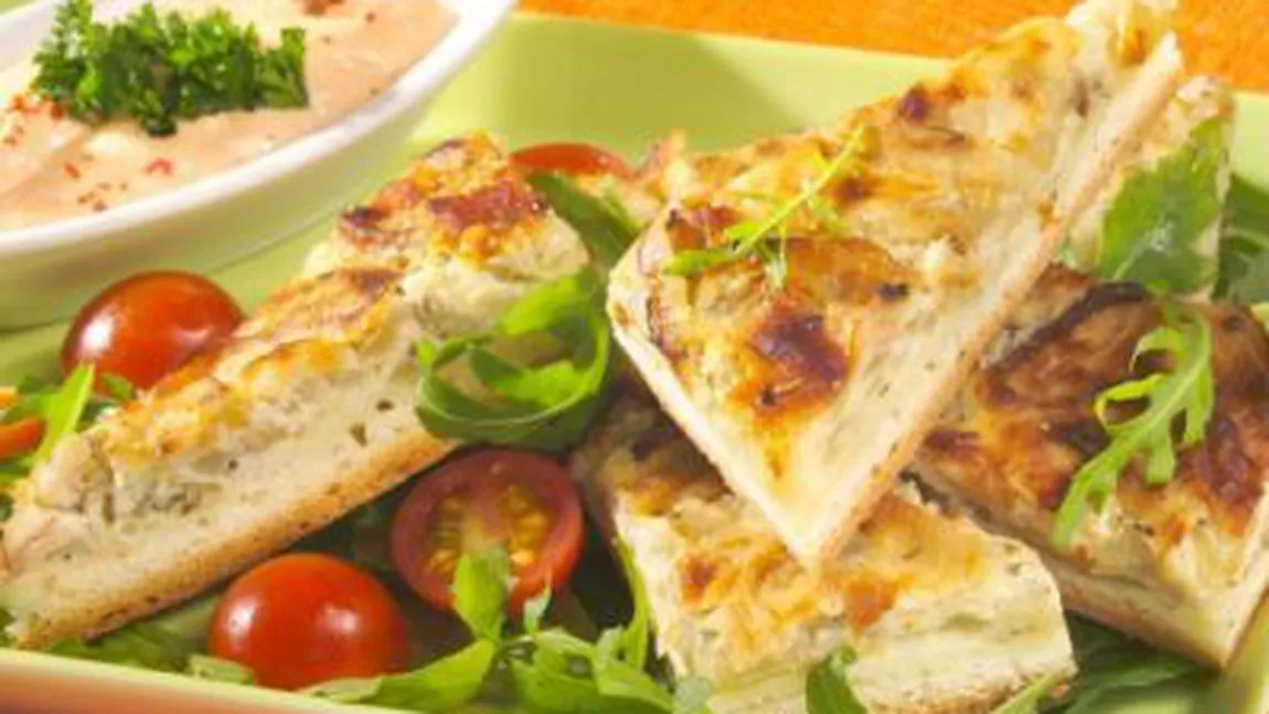 REŢETA ZILEI: Plăcintă cu ceapă şi bacon
