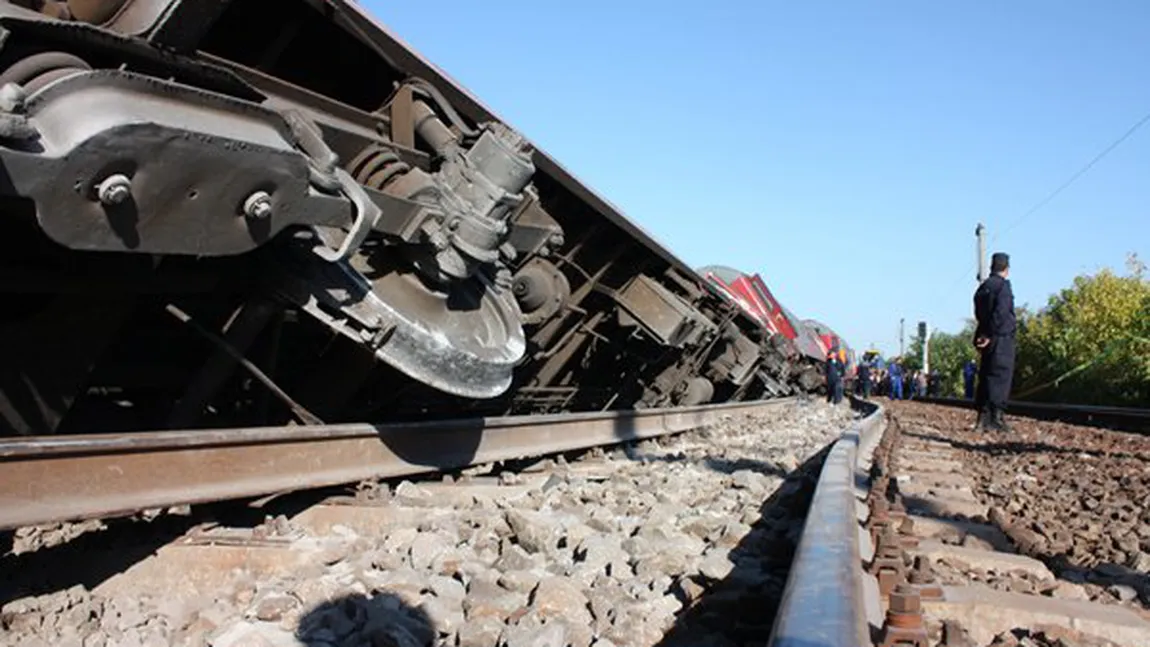 Un tren a deraiat în Judeţul Galaţi, la Târgu Bujor, din cauza inundaţiilor VIDEO