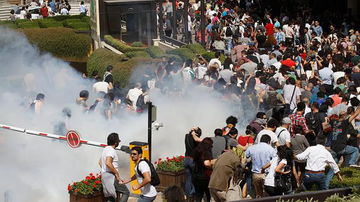 Protestele antiguvernamentale din Turcia fac şi acum victime: Tânăr manifestant ucis în confruntări cu poliţia