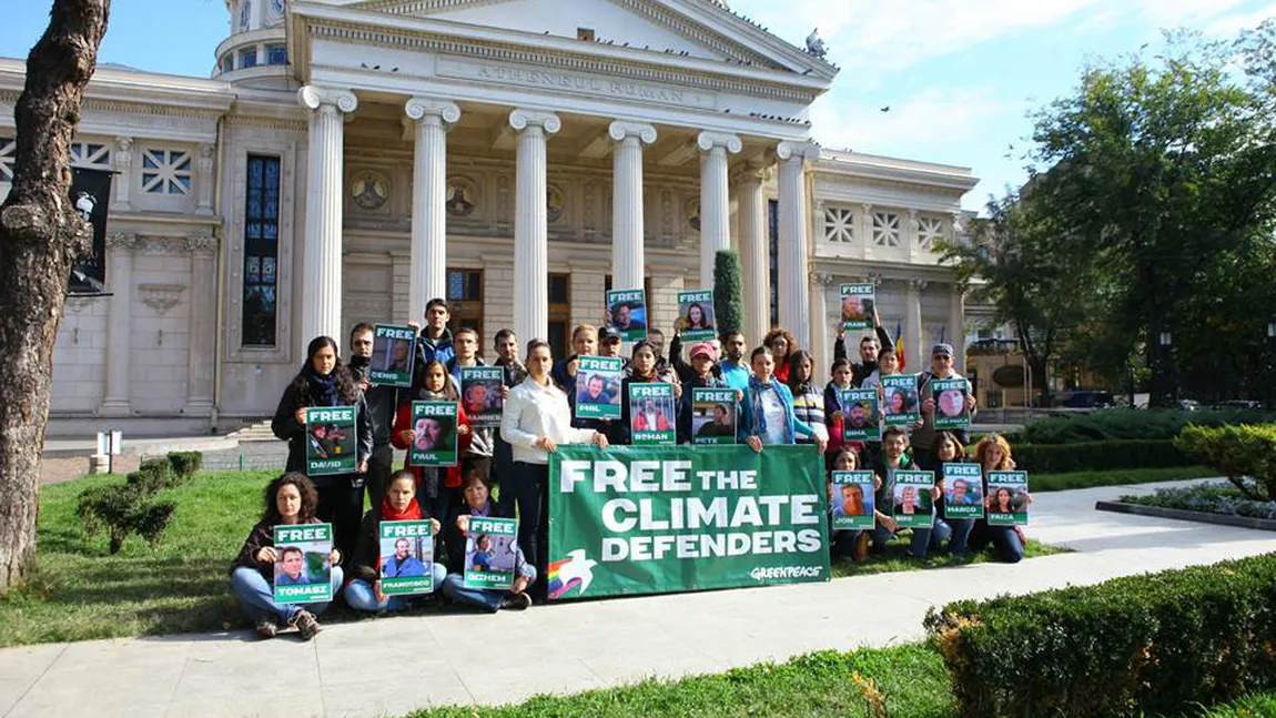 Protest Greenpeace de solidaritate în Bucureşti pentru eliberarea activiştilor organizaţiei reţinuţi în Rusia