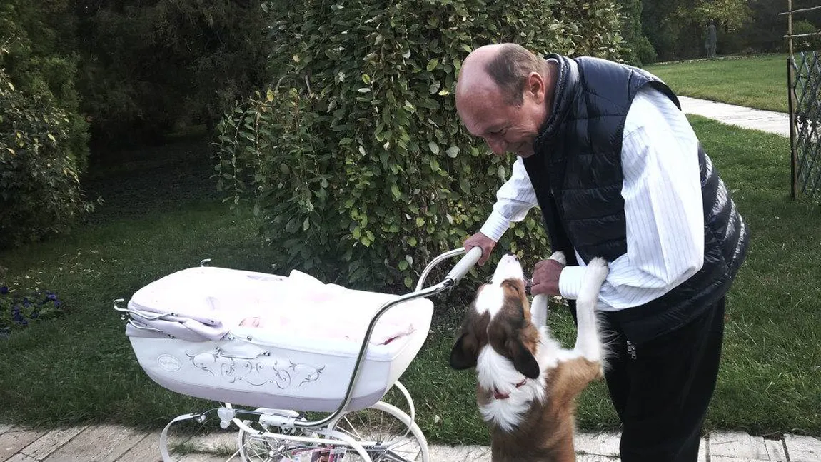 Traian Băsescu, la prima plimbare cu nepoţica, în parc GALERIE FOTO