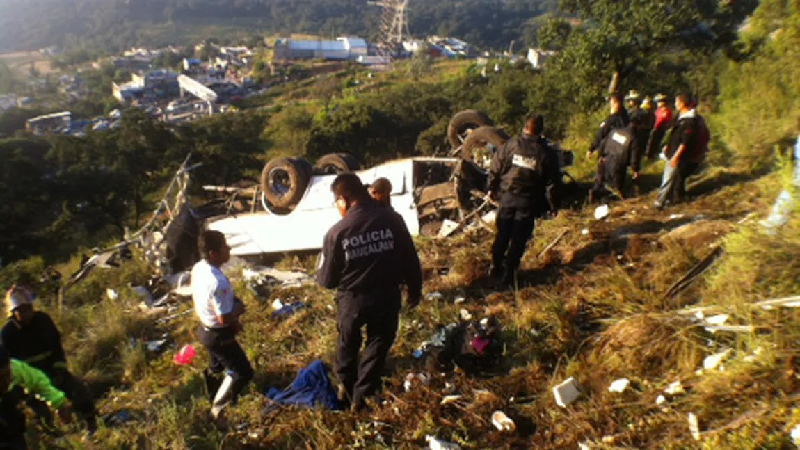 Tragedie în Mexic. Cel puţin 14 morţi, după ce un autocar s-a prăbuşit într-o prăpastie FOTO