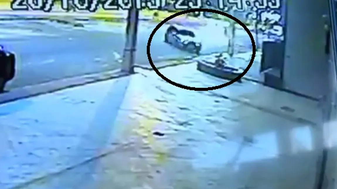 Au intrat cu maşina în stâlp şi AU MURIT PE LOC. Accident surprins de camerele de supraveghere VIDEO
