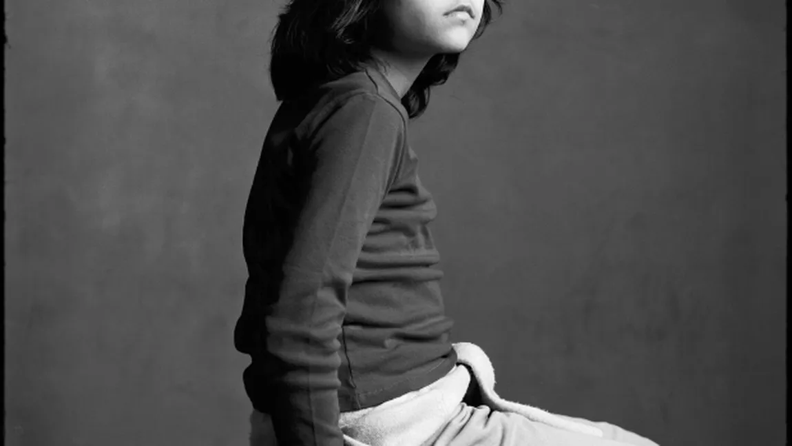 Proiect INEDIT: Fiica lui Andrei Gheorghe, fotografiată pe acelaşi scaun timp de 11 ani