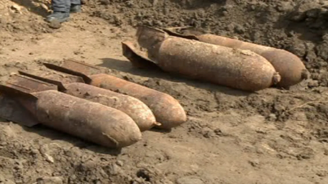 Peste o sută de bombe de aviaţie şi proiectile de artilerie, găsite într-un şanţ din Suceava