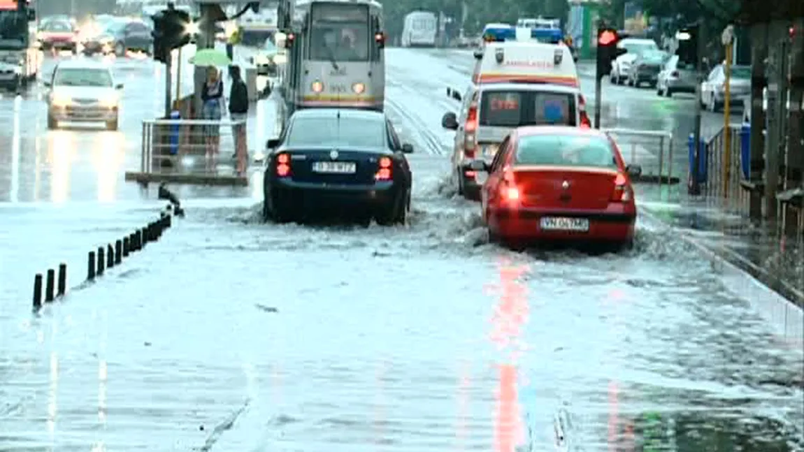 VREME de COŞMAR în Capitală: Trafic PARALIZAT, copaci rupţi, maşini distruse şi străzi inundate