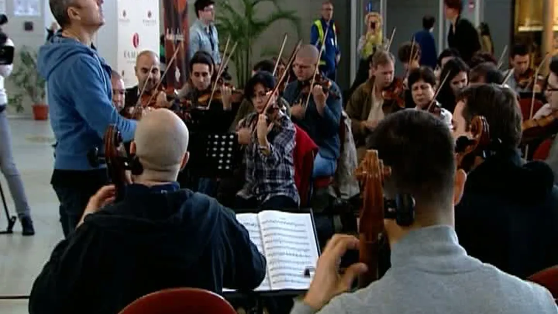 Orchestra Simfonică Bucureşti, concert-surpriză pe aeroportul Otopeni VIDEO
