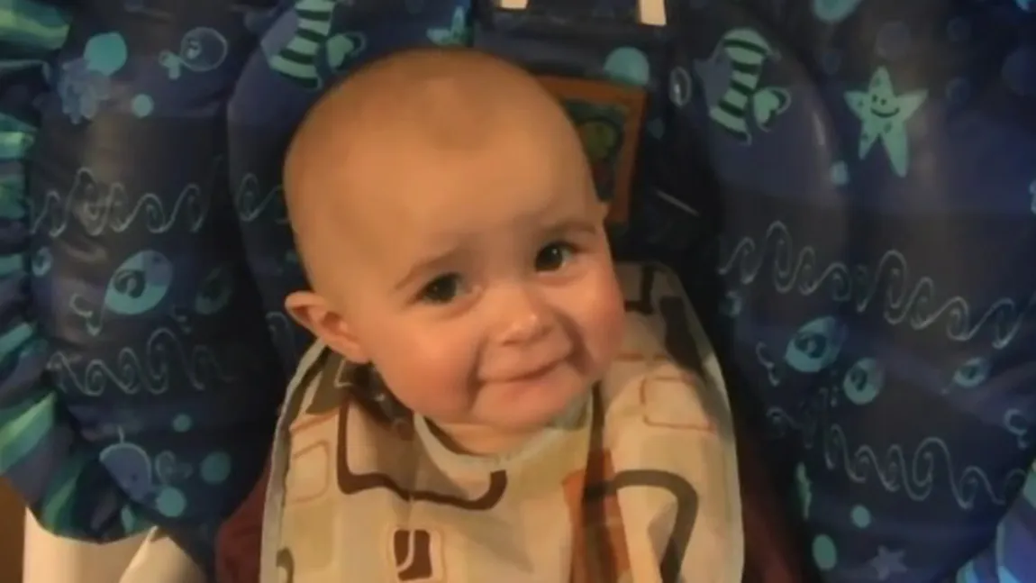 Filmuleţul care a impresionat Internetul: Un copilaş de zece luni plânge ca un adult VIDEO