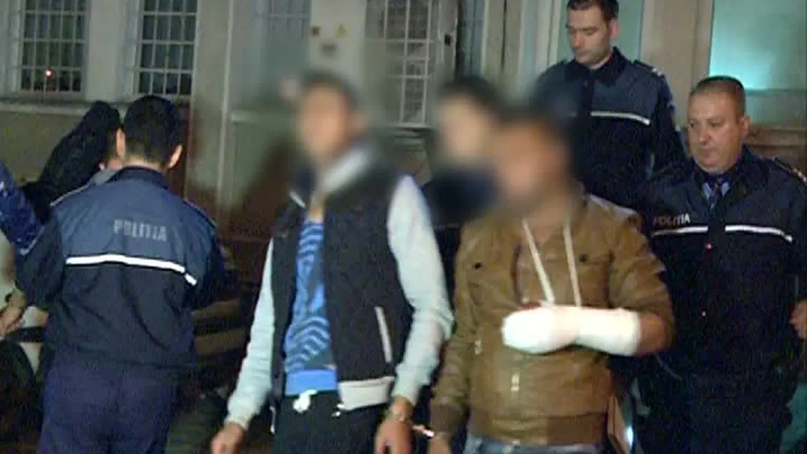 Patru dintre elevii care s-au bătut cu săbii şi cuţite în Bucureşti, arestaţi pentru 29 de zile