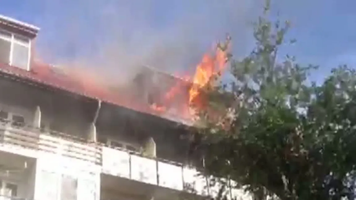 Explozie la un bloc de locuinţe din Fieni. O persoană este în comă VIDEO