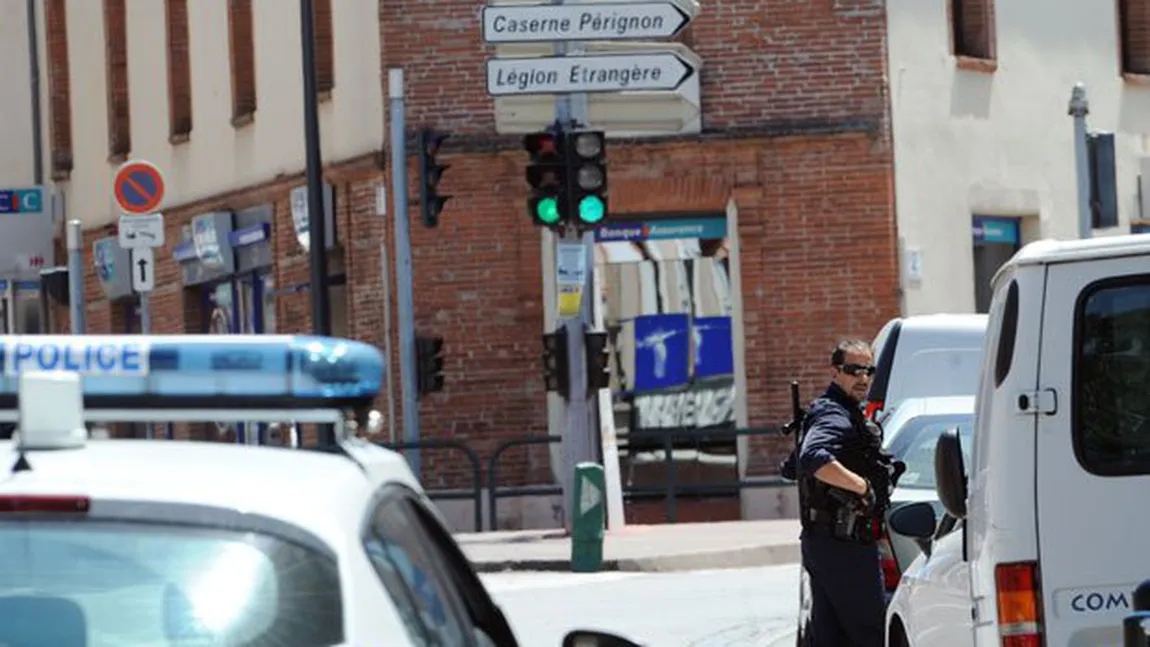 Cele PATRU PERSOANE luate OSTATICE la banca CIC, din Paris, au fost eliberate. Atacatorul s-a predat