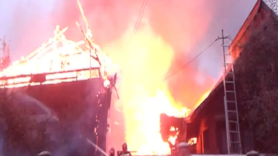 Incendiu de proporţii în Suceava. Casa unui viceprimar din judeţ a fost făcută scrum VIDEO