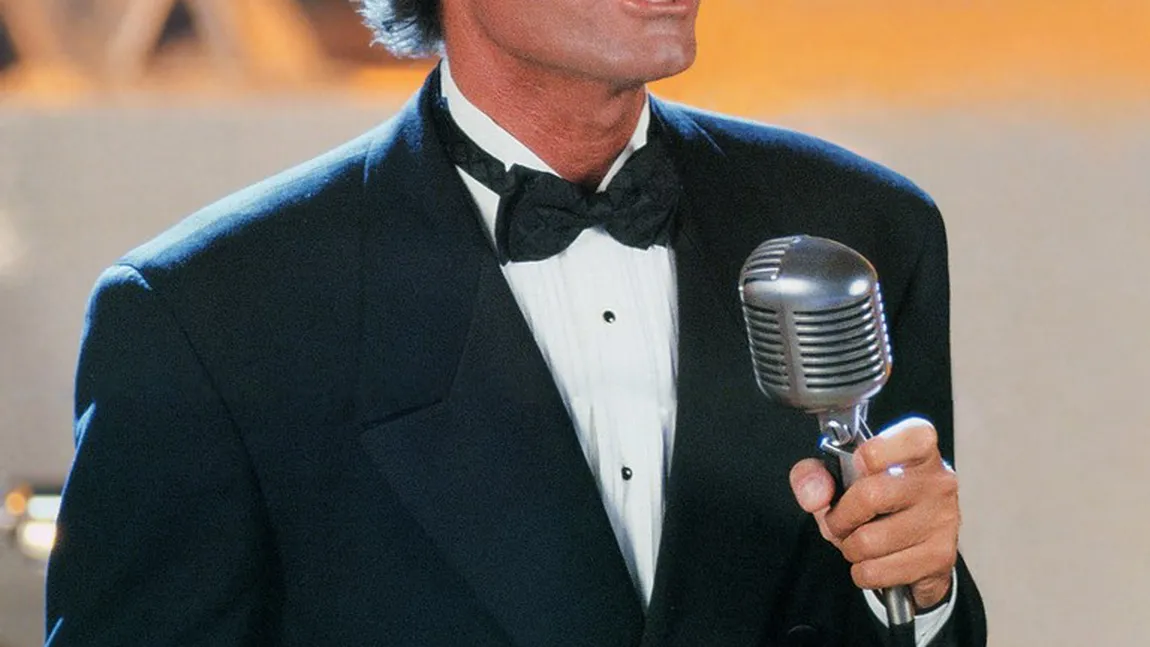 Julio Iglesias concertează la Bucureşti: Vezi ce a cerut artistul să aibă la dispoziţie