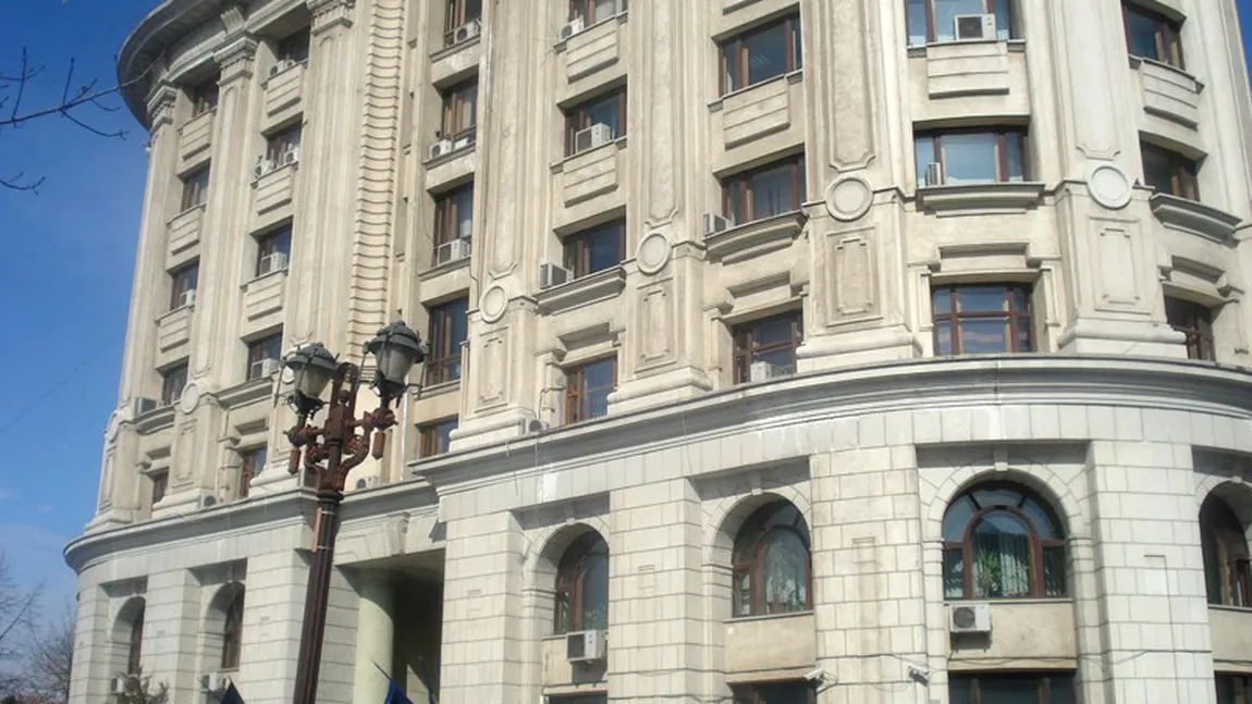 Statul român cheltuie 2 milioane de euro să-i educe pe funcţionarii publici să nu mai ia ŞPAGĂ