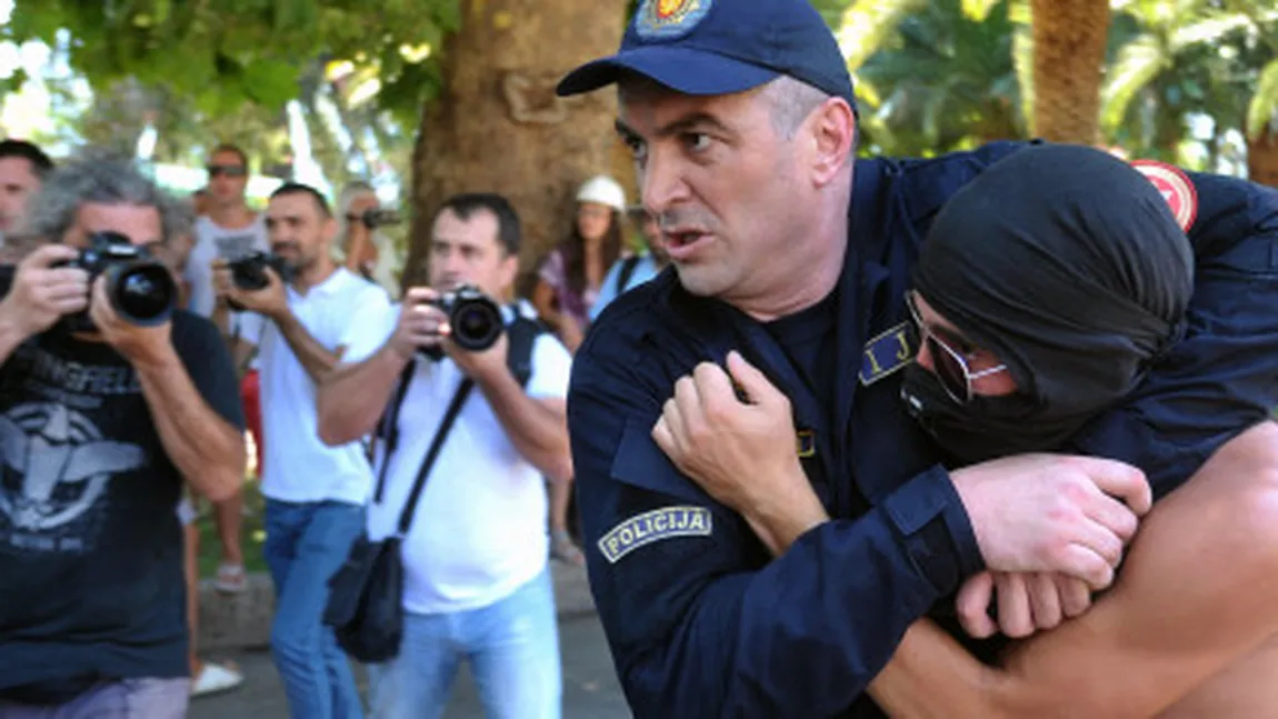 Ciocniri în cadrul primei Gay Pride organizate la Podgoriţa. Homosexualii au fost loviţi cu PIETRE şi PETARDE